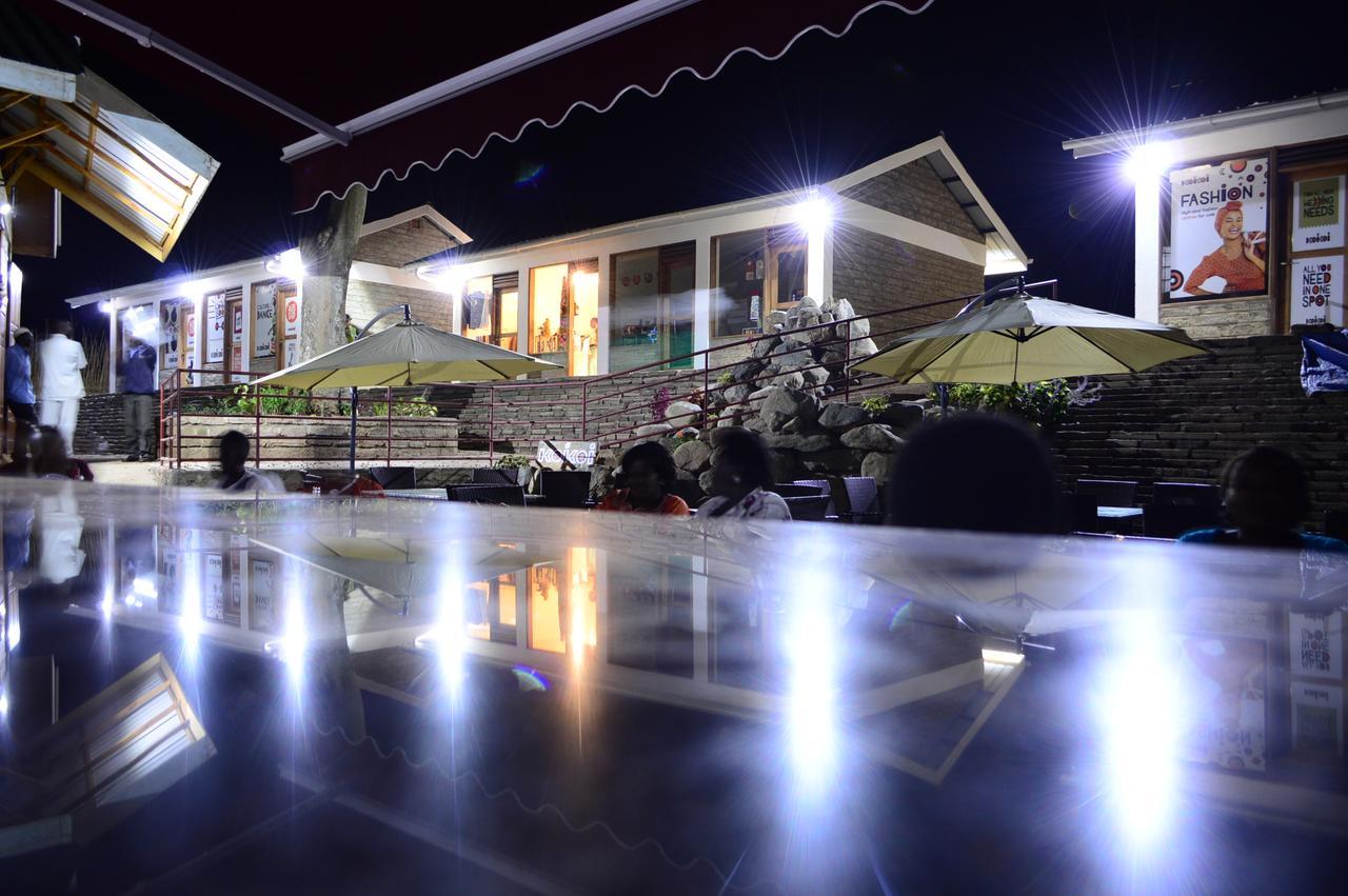 Koi Koi, Fort Portal Kasusu Экстерьер фото