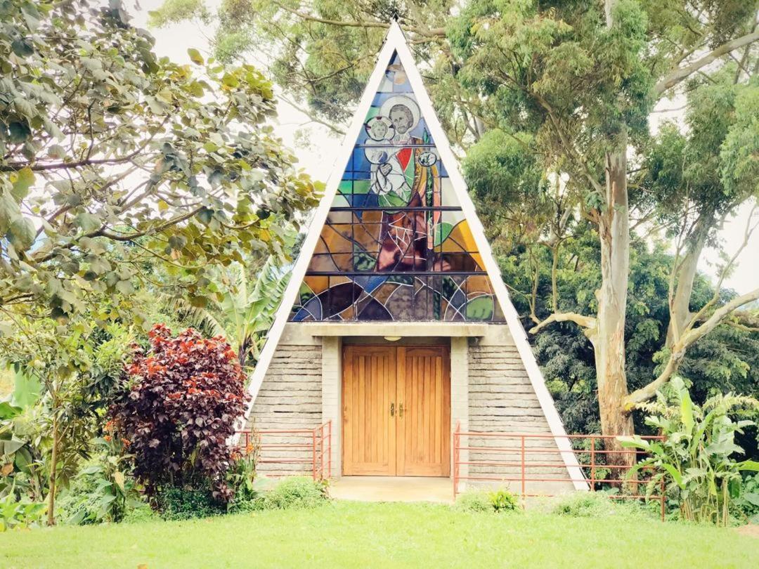 Koi Koi, Fort Portal Kasusu Экстерьер фото